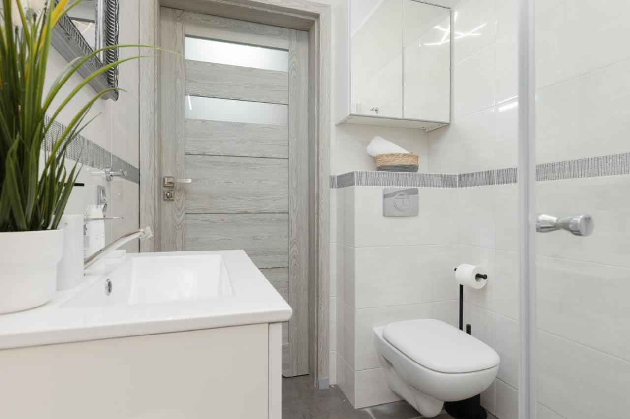 Modern One Bedroom Apartment With Parking In Lodz By Renters Prestige Zewnętrze zdjęcie